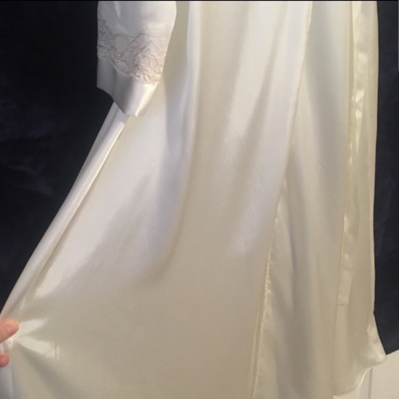 Flora Nikrooz Robe - Picture 4 of 4